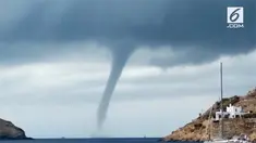 Turis dibuat kaget dengan adanya tornado air besar yang muncul di pantai Yunani.