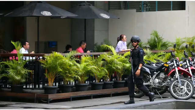 Puluhan polisi bersenjata laras panjang dan rompi antipeluru masih berjaga di sekitar Jalan MH Thamrin, Jakarta Pusat. Sedangkan dari dalam Starbucks yang ditutup rapat dengan triplek itu terdengar bunyi martil dan aktivitas pertukangan.