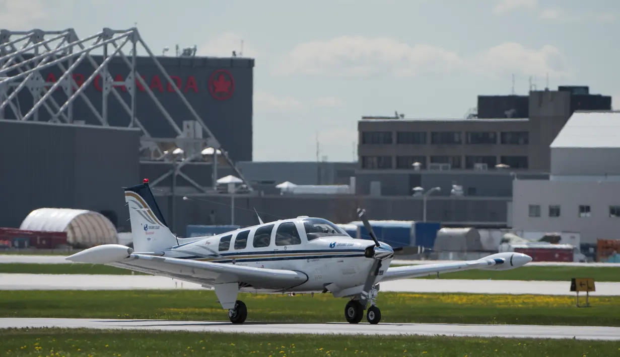 Pesawat Beechcraft Bonanza A36 yang diterbangkan Shaesta Waiz di Montreal, Kanada, Senin (15/5). (AFP Photo/Catherine Legault)