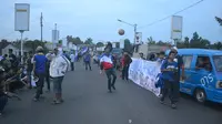 Aremania bermain sepak bola di jalanan kota malang (Zainul Arifin/Liputan6.com)