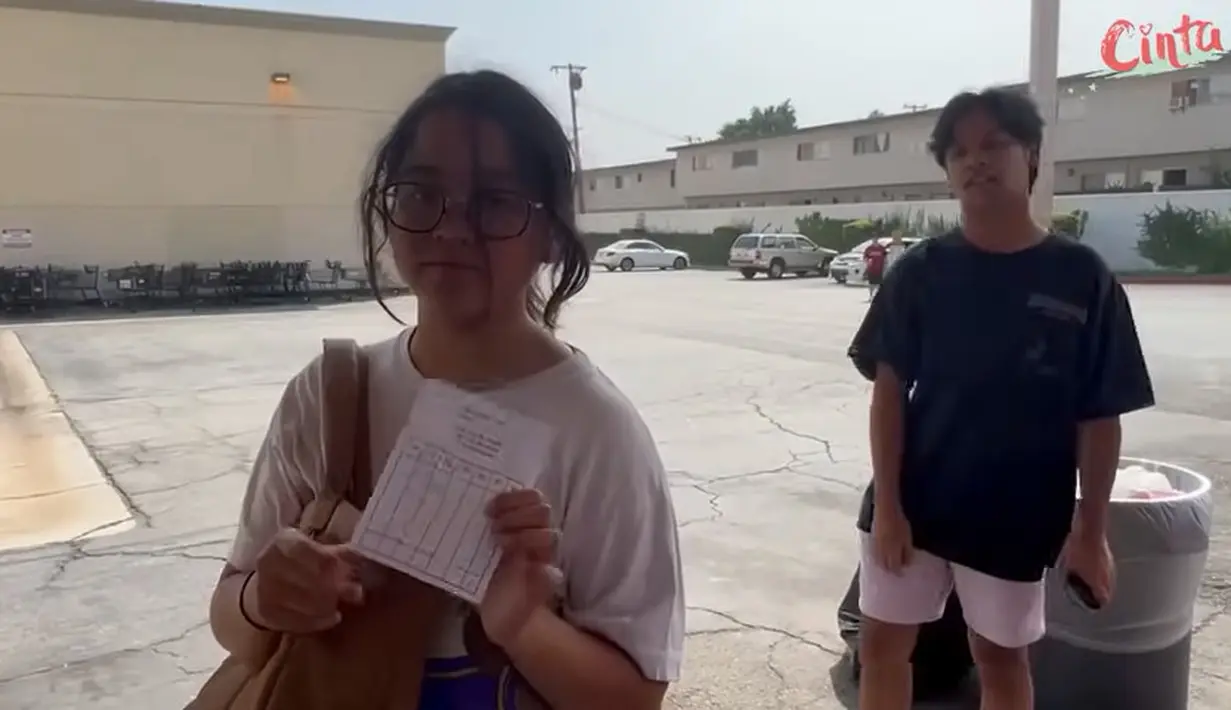 "Yang disangka-sangka $40 dollar, tau nggak sih harganya berapa? $13 dollar doang," kata Cinta sambil tertawa. [Youtube/Cinta]