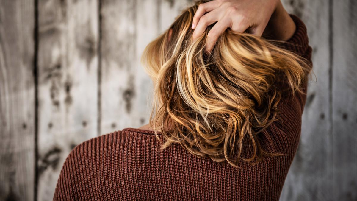Cara Menjaga Kelembapan Rambut Setelah Bleaching: Tips dan Produk Terbaik
