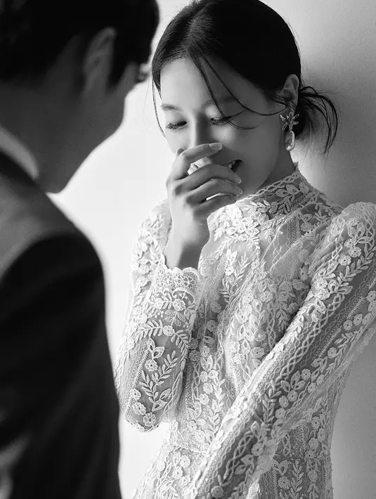 <p>Cha Chung Hwa melalui agensinya membagikan foto-foto prewedding. Dia tampak anggun dengan lace dress berwarna putih. Sayangnya, wajah mempelai pria tak terlihat untuk menjaga privasi karena suaminya berasal dari kalangan non seleb. (Foto: IOK Company via Soompi)</p>