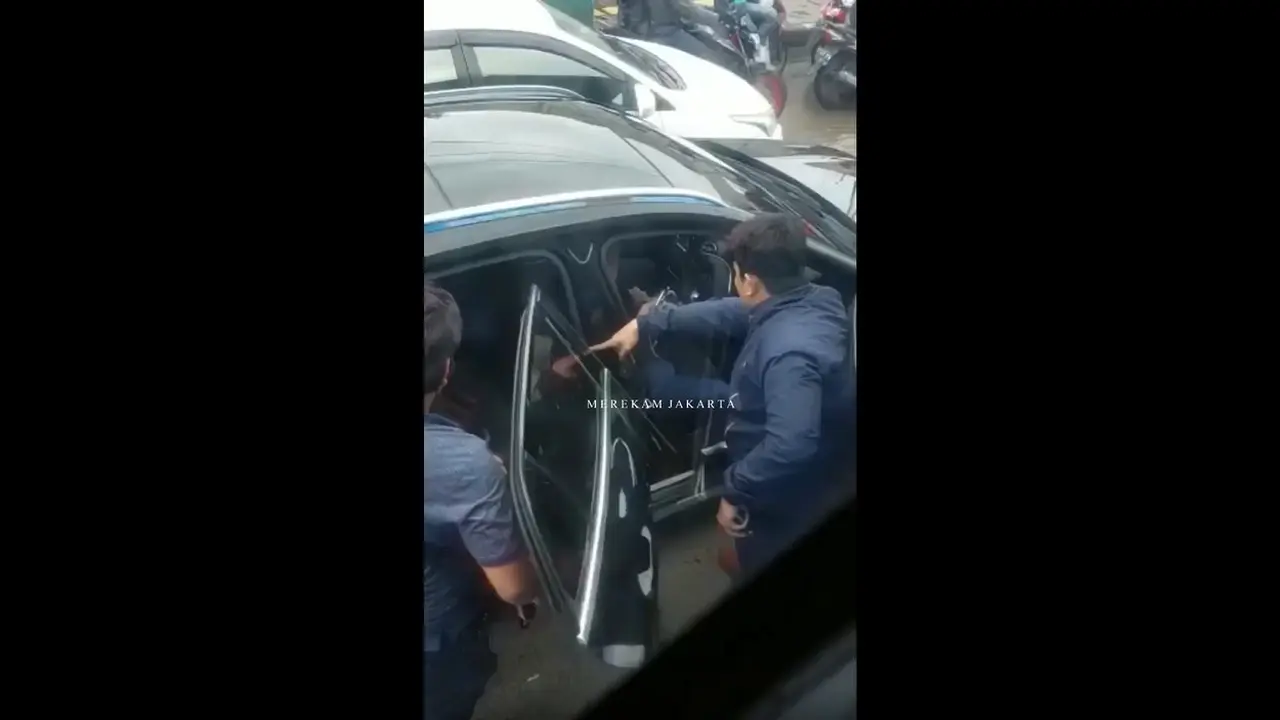 Viral penggerebekan pengemudi mobil mewah diduga terkait narkoba di Penjaringan Jakut