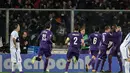 Pemain Fiorentina merayakan gol kemenangan yang dicetak Khouma Babacar ke gawang Inter Milan dalam laga Serie A Italia di Stadion di Artemio Franchi, Firenze, Senin (15/2/2016) dini hari WIB. (AFP/Andreas Solaro)