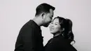 Potret Maternity Shoot Kiky Saputri, Kocak Adu Perut dengan Suami (Sumber: Instagram/kikysaputri)