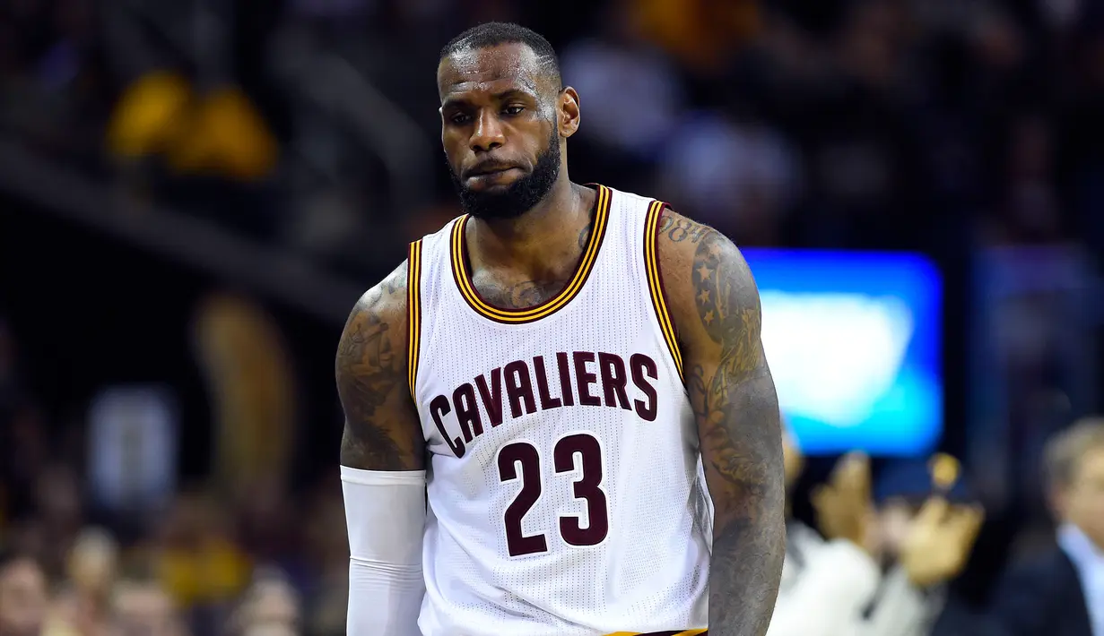 Pemain Cleveland Cavaliers, LeBron James tertunduk lesu usai timnya kalah di pertandingan ke enam final NBA di Quicken Loans Arena, (17/6/2015). Warriors menang 105-97 pada pertandingan ke enam final NBA. (Reuters/Bob Donnan)