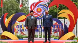 Di Malaysia, Presiden Prabowo Subianto diagendakan menghadiri KTT ke-16 BIMP-EAGA, KTT ke-2 ASEAN-GCC, KTT ASEAN-GCC-China, dan KTT ke-16 IMT-GT. (MOHD RASFAN/POOL/AFP)