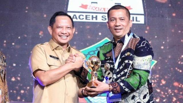 Bupati Kabupaten Kepulauan Meranti bersama Menteri Dalam Negeri Tito Karnavian.