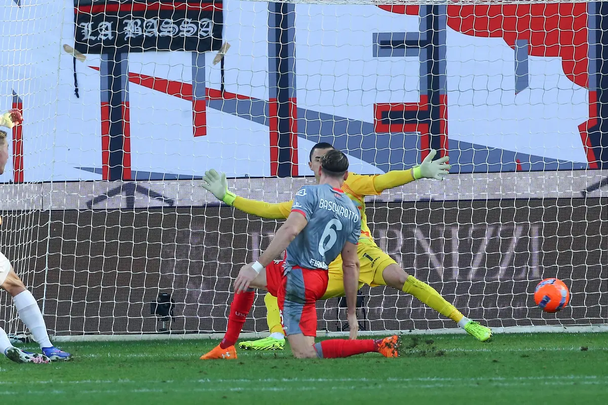Foto: Emil Audero Dibuat Tak Berdaya Rasmus Hojlund, Napoli Tekuk Cremonese di Liga Italia