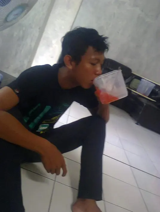 Terlebih jika dibandingkan, Denny Caknan saat masih SMK terlihat lebih kurus ketimbang saat sudah terkenal. Denny Caknan mengungkap saat itu ia berada di tahun 2011 yang berada di bangku SMK. Potret kompak dengan teman terlihat kocak. (Liputan6.com/IG/@denny_caknan)
