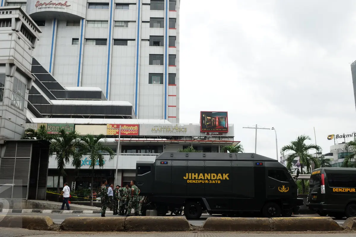 20160114-Petugas Gabungan Jaga Obyek Vital di dekat Gedung Sarinah-Jakarta