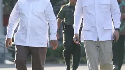 Ketua Umum Partai Gerindra Prabowo Subianto (kiri) didampingi Wakil Ketua Umum Partai Gerindra, Edhy Prabowo berjalan memasuki kompleks Istana Kepresidenan, Jakarta, Senin (21/10/2019).  Kedatangan Prabowo ke Istana memenuhi undangan dari Presiden Jokowi. (Liputan6.com/Angga Yuniar)