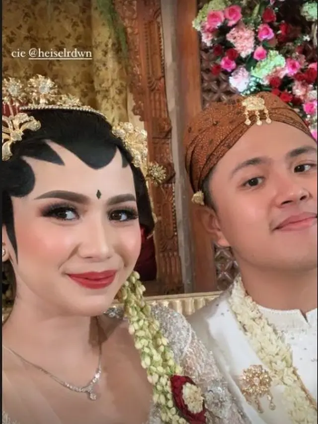 8 Momen Pernikahan Ashilla Zee yang Kental Adat Jawa, Dihadiri Member Blink