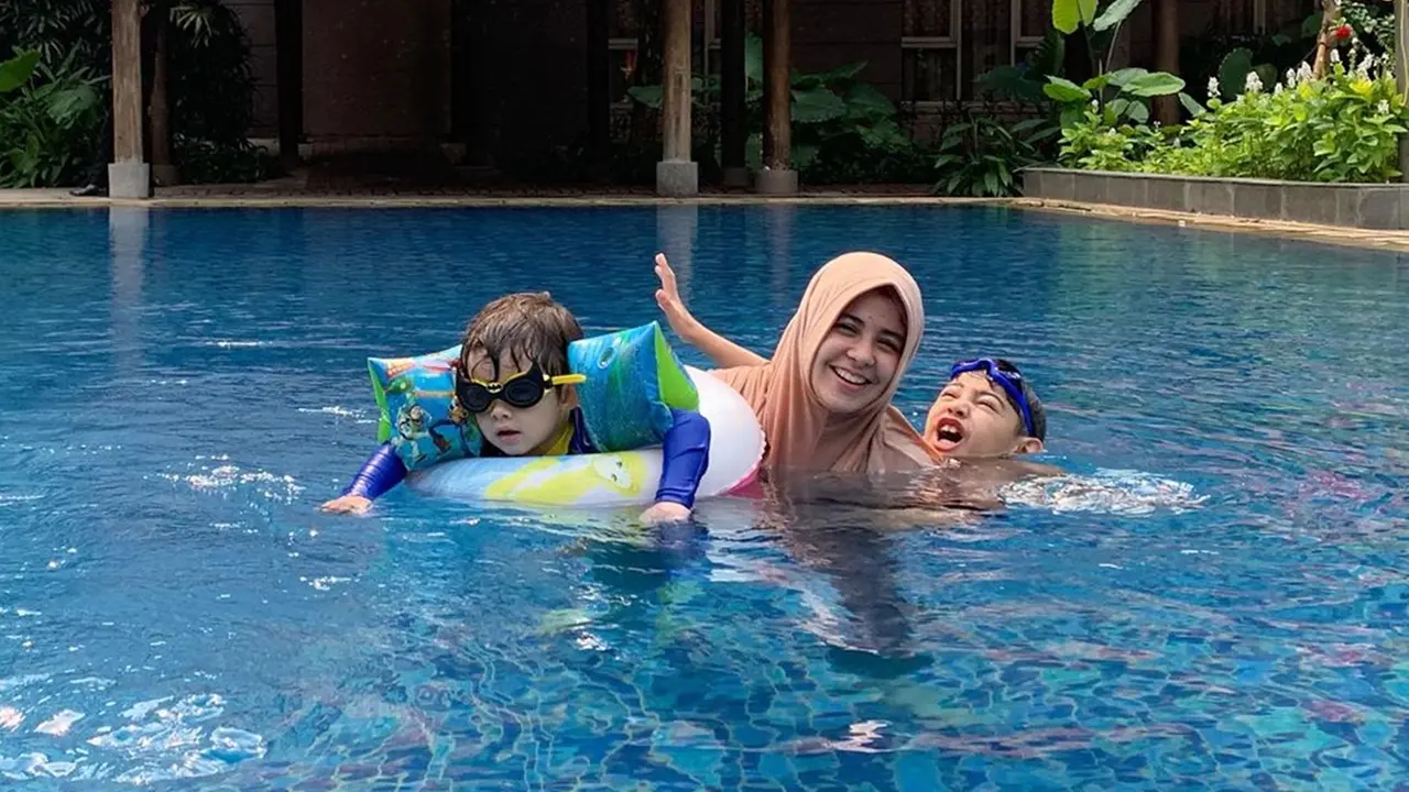 FOTO: Momen Kebersamaan Risty Tagor dan Ketiga Anaknya