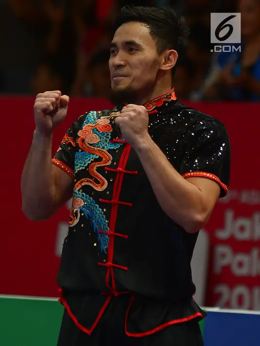 Atlet Wushu Indonesia Hulaefi Achmad berselebrasi saat laga final Men's Daoshu dan Gunshu Asian Games 2018 di JIexpo, Jakarta, Selasa (21/8). Medali emas diraih atlet Tiongkok, Wu Zhaohua. Perak milik atlet Korsel, Cho Seungjae. (Merdeka.com/Imam Buhori)