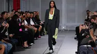 Model asal Inggris Naomi Campbell mempersembahkan kreasi untuk Coperni pada Paris Fashion Week Womenswear Spring/Summer 2024 di Paris pada 29 September 2023. (Miguel MEDINA / AFP)