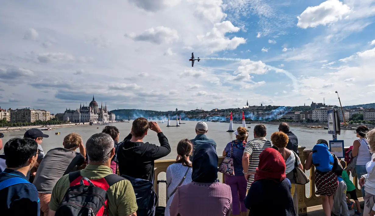 Pilot asal  Slovenia, Peter Podlunsek beratraksi dengan pesawatnya saat mengikuti Kejuaraan Dunia Red Bull Air Race 2016 di atas Sungai Danube, Budapest, Hongaria (17/7). (Aron Suveg/Red Bull Content Pool)