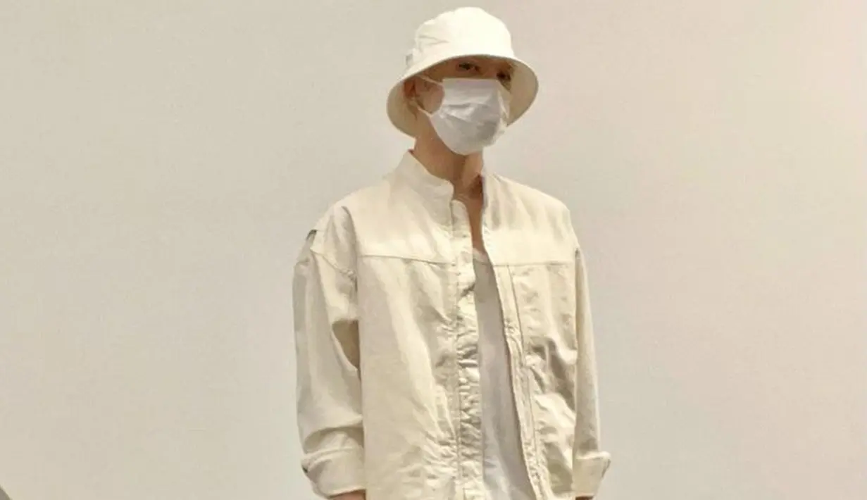 Memakai kaus putih yang dipadukan dengan jaket serta bucket hat warna senada, gaya kasual Seung Yoon ini curi perhatian netizen. Pasalnya, meski terlihat polos, penampilan leader dari grup Winner ini tetap terlihat stylish. (Liputan6.com/IG/@w_n_r00)