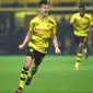 Barcelona dikabarkan terpikat dengan penampilan pemain muda Dortmund, Julian Weigl. Namun Barcelona tidak sendirian Manchester Ciy pun ikut mengincar tnda tangan pemain tersebut. (AFP/Patrik Stollarz)