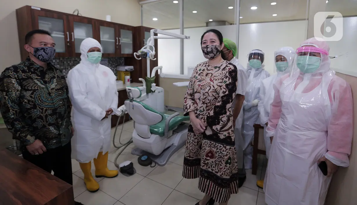 Ketua DPR Puan Maharani (tengah) mengunjungi Bagian Pelayanan Kesehatan DPR RI saat memberikan bantuan ventilator dari pimpinan DPR, Jakarta, Selasa (16/6/2020). Bantuan tersebut untuk mengantisipasi jika ada pegawai atau anggota DPR yang teriindikasi COVID-19. (Liputan6.com/Johan Tallo)