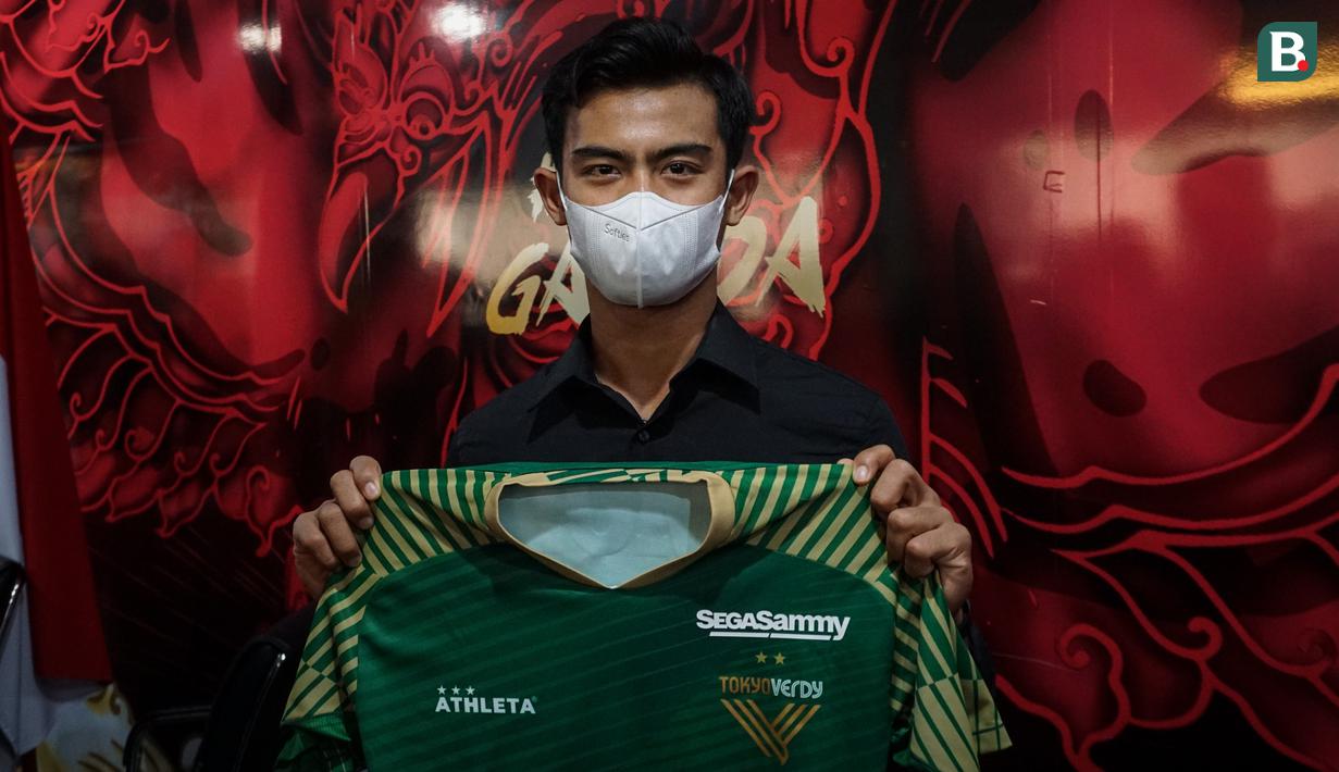 Pratama Arhan tinggal menunggu waktu untuk bergabung dengan Tokyo Verdy. Mantan bek PSIS Semarang itu disebutkan telah mengantungi izin untuk masuk ke Negeri Sakura di tengah kabar pelarangan Warga Negara Asing (WNA) masuk ke Jepang buntut dari varian Omicron. (Bola.com/Bagaskara Lazuardi)