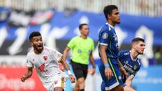 Selebrasi pemain PSM Makassar, Yance Sayuri (kiri)&nbsp;setelah menjebol gawang Persib Bandung&nbsp;saat laga lanjutan BRI Liga 1 2022/2023&nbsp;yang berlangsung di Stadion Pakansari, Bogor, Selasa (14/02/2023). (Bola.com/Bagaskara Lazuardi)