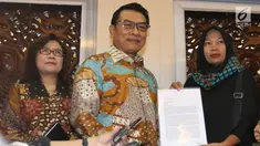 Kepala Staf Kepresidenan, Moeldoko (tengah) menerima surat permohonan pemberian amnesti kepada Presiden Joko Widodo dari terpidana kasus pelanggaran UU Informasi dan Transaksi Elektronik (ITE), Baiq Nuril Maknun di Kompleks Istana Kepresidenan, Senin (15/7/2019). (Liputan6.com/Angga Yuniar)