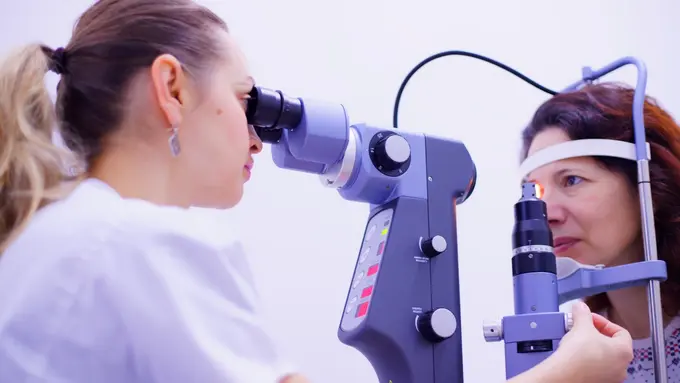 Ilustrasi pemeriksaan mata, katarak