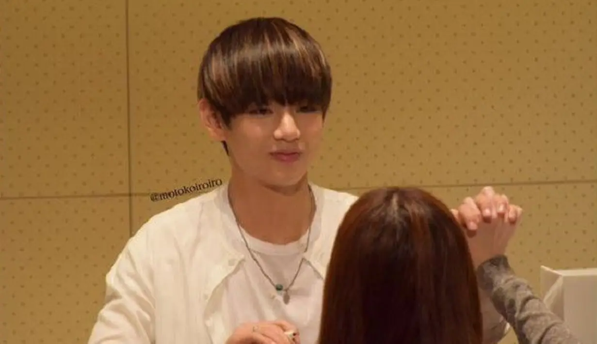 Sikap friendly V BTS seperti ini membuat dirinya semakin dicintai para Army. (Foto: Koreaboo.com)