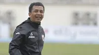 Pelatih Mitra Kukar, Jafri Sastra tertawa usai memimpin latihan jelang laga semi final Piala Presiden 2015 melawan Persib di Stadion Aji Imbut, Tenggarong, Kaltim, Sabtu (3/10/2015). (Bola.com/Vitalis Yogi Trisna)