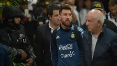 Penyerang Argentina, Lionel Messi berjalan setibanya di sebuah hotel di Guayaquil, Ekuador (8/10). Argentina akan bertanding melawan Ekuador pada tanggal 10 Oktober 2017. (AFP Photo/Rodrigo Beundia)