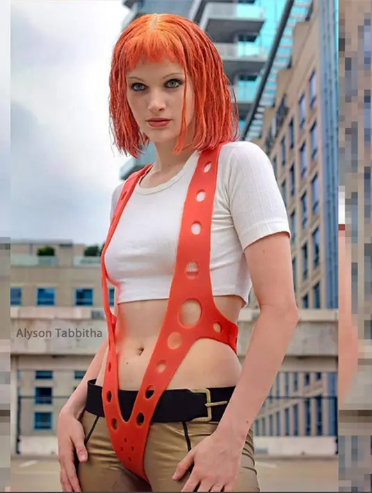 Penampilan AlysonTabbitha saat mengenakan kostum dan make up cosplay Leeloo yang dikreasi sendiri. (Instagram / AlysonTabbitha)