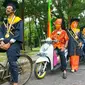 Seorang mahasiswa Universitas Lancang Kuning memakai sepeda ontel untu wisuda drive thru. (Liputan6.com/M Syukur)