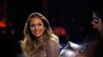 Penyanyi cantik Jennifer Lopez berselfie disela persiapannya menjadi juri dalam final American Idol di Hollywood, California, Kamis (7/4/2016). (REUTERS/Mario Anzuoni)