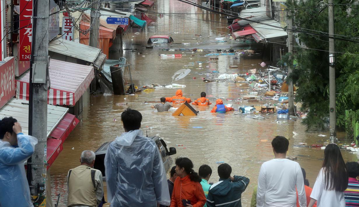 Sebuah jalan terendam banjir akibat angin topan Chaba di Ulsan, Korea Selatan, 5 Oktober 2016. Setidaknya lima orang tewas akibat topan Chaba yang melanda Korea Selatan. (REUTERS/Kim Yong-tae / Yonhap)