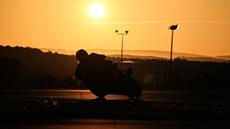 Sebuah siluet seorang pembalap saat berkompetisi dalam ajang 24 Hours of Le Mans yang berlangsung di Sirkuit Bugatti, Prancis, 19 April 2026 waktu setempat. (AFP/Julien De Rosa)
