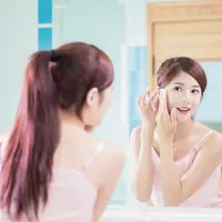 Memakai toner/copyright shuterstock