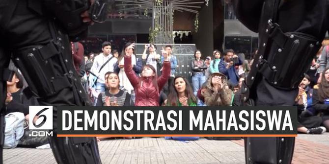 VIDEO: Detik-Detik Bentrokan Mahasiswa dengan Polisi Bogota