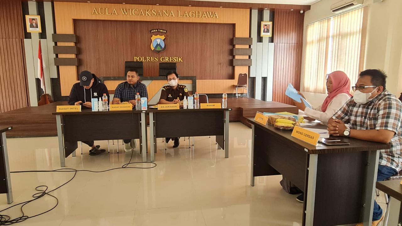 Polisi koordinasi bersama perwakilan tokoh agama, LSM, Ormas dan pelapor kasus penistaan agama di Mapolres Gresik. (Dian Kurniawan/Liputan6.com).
