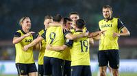 Selebrasi para pemain Oxford United usai mencetak gol pembuka pada final Piala Presiden 2025 di Stadion Si Jalak Harupat, Kabupaten Bandung, pada Minggu (13/7/2025) malam WIB. (Bola.com/Bagaskara Lazuardi)