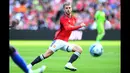Pemain Manchester United, Mason Mount, mengontrol bola dalam pertandingan ujicoba melawan  Olympique Lyon yang berlangsung di di Stadion Murrayfield, Rabu (19/07/23). (AFP/Andy Buchanan)