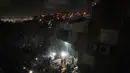 Eskalasi konflik di Timur Tengah dipicu serangan udara Amerika Serikat dan Israel yang menghantam beberapa kota dan fasilitas militer Iran pada 28 Februari 2026. Dalam serangan tersebut, Pemimpin Tertinggi Iran, Ayatollah Ali Khamenei, gugur dan sejumlah infrastruktur rusak. Tampak dalam foto, Pasukan keamanan Israel dan tim penyelamat melakukan upaya pencarian korban di tengah reruntuhan bangunan tempat tinggal yang dihantam rudal Iran di Haifa, Israel, Minggu, 5 April 2026. (AP Photo/Ariel Schalit)