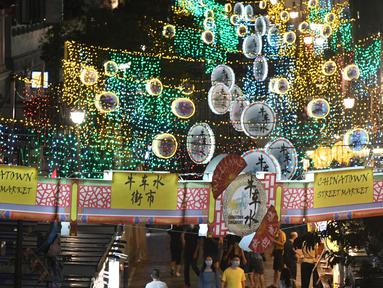 Lentera-lentera cantik dinyalakan untuk menyambut Festival Tengah Musim Gugur di kawasan Pecinan, Singapura (29/9/2020). Tahun ini, festival tersebut jatuh pada 1 Oktober. (Xinhua/Then Chih Wey)