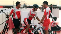 Atlet para cycling Indonesia bersiap melakukan latihan di Velodrome, Rawamangun, Jakarta, Selasa (2/10). Tim para cycling Indonesia optimistis bisa meraih target dua medali perunggu di Asian Para Games 2018. (Liputan6.com/Helmi Fithriansyah)
