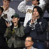 Pertandingan baseball bergengsi LA Dodgers sedang diadakan di Seoul, Korea Selatan. Beberapa artis Korea terlihat turut menyaksikan pertandingan ini, termasuk pasutri Hyun Bin dan Son Ye Jin. [Foto: Instagram/notyourfairytale]
