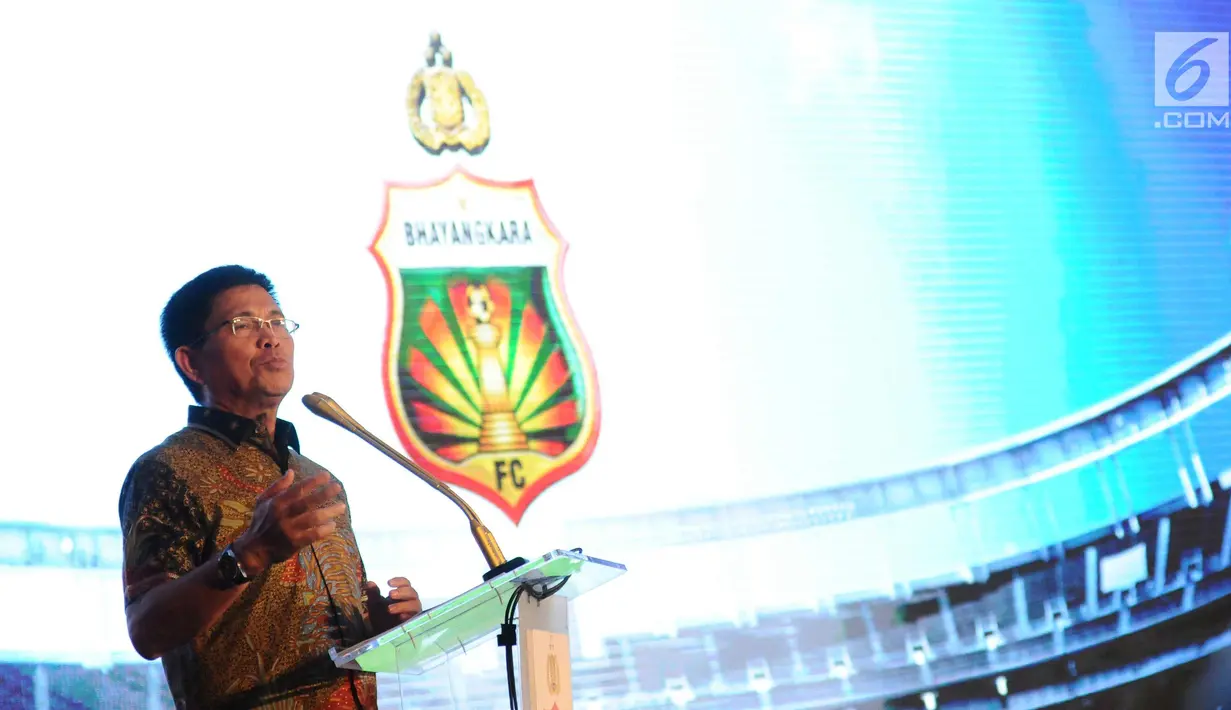 CEO Bhayangkara FC, Irjen Royke Lumowa memberi sambutan pembuka pada peluncuran tim Bhayangkara FC di Jakarta, Jumat (23/2). Bhayangkara FC akan menggunakan lapangan PTIK Jakarta sebagai kandang di musim 2018. (Liputan6.com/Helmi Fithriansyah)