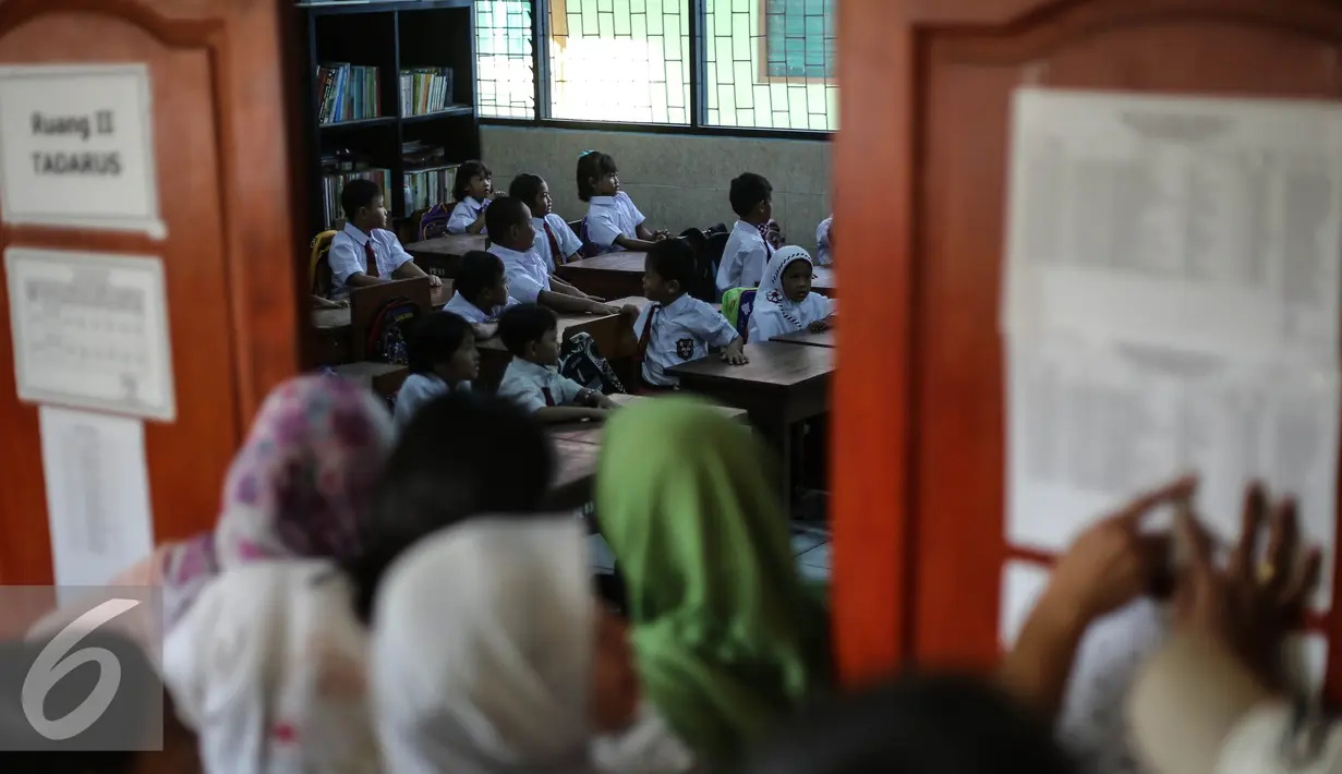 Sejumlah murid melakukan aktivitas belajar mengajar di SD Pasar Baru 05, Jakarta, Senin (27/7/2015). Usai libur panjang Idul Fitri para siswa kembali beraktivitas mengikuti pelajaran di sekolah untuk tahun ajaran 2015-2016. (Liputan6.com/Faizal Fanani)