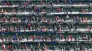 Suasana lomba menangkap ikan saat acara Festival Es di sungai Hwacheon yang membeku di Korea Selatan, Sabtu (14/1). (AP Photo/Ahn Young-joon)