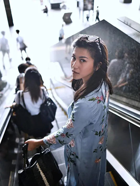 Baru saja resmi menikah dengan suaminya yang baru, Dita sempat menikmati momen serunya berada di Singapura. Namun saat ini ia pun sudah pulang kembali ke Indonesia. Saat tiba di bandara ia pun merima banyak kado pernikahan dari saudara-saudaranya. (Liputan6.com/IG/@fakhranaaa)